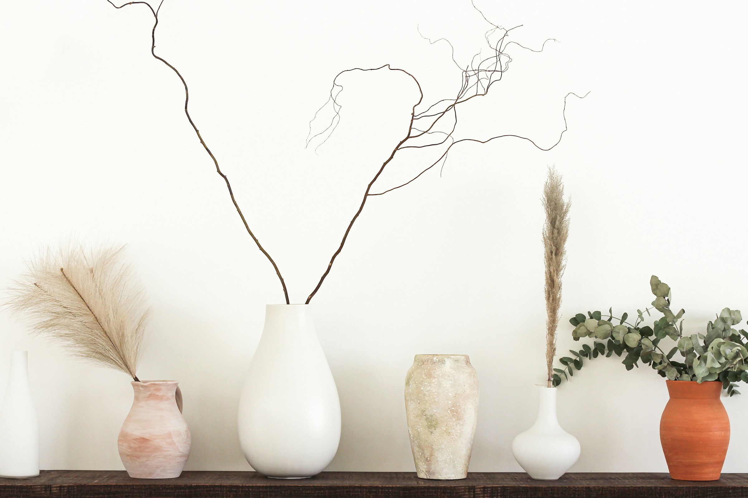 Décoration : vases en céramique et fleurs séchées